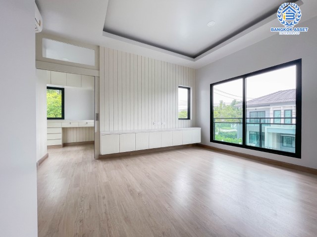 *****บ้านเดี่ยวมือสองกรุงเทพฯ ม.แกรนด์ บริทาเนีย วงแหวน-รามอินทรา #หลังมุม เนื้อที่กว้างขวางสุดถึง 64.6 ตร.ว. ฟังก์ชัน 4 ห้องนอน 5 ห้องน้ำ 2 ที่จอดรถ บ้านใหม่พร้อมอยู่ ไม่เคยเข้า บนทำเลเดินทางสะดวก ติดถนนกาจนาภิเษก ใกล้รถไฟฟ้าสายสีเขียว "สถานีคูคต" และทางด่วน